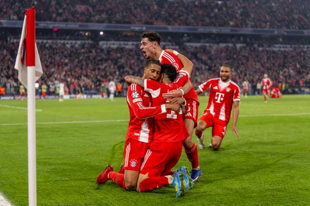 15 04 2026, Football UEFA Champions League 2025 2026 quarter-final second leg, FC Bayern Munich Real Madrid, in the Allianz Arena Munich, goal celebration after the 4 3 by Michael Olise li, FC Bayern Munich with Luis Diaz FC Bayern Munich , Aleksandar Pavlovic Bayern Munich