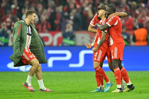 Muenchen, Allianz Arena, 15.04.26, GER, Herren, UEFA Champions League, Viertelfinale, Saison 2025-2026, FC Bayern Muenchen - Real Madrid Bild: LUIS DIAZ (Muenchen) jubelt nach seinem Tor zum 3:3 mit Josip STANISIC (Muenchen), Jonathan TAH (Muenchen) und Dayot UPAMECANO (Muenchen) UEFA regulations prohibit any use of photographs as image sequences and or quasi-video. Bayern Deutschland *** Muenchen, Allianz Arena, 15 04 26, GER, Men, UEFA Champions League, Quarter-final, Season 2025 2026, FC Bayern Muenchen Real Madrid Picture LUIS DIAZ Muenchen cheers after his goal to 3 3 with Josip STANISIC Muenchen , Jonathan TAH Muenchen and Dayot UPAMECANO Muenchen UEFA regulations prohibit any use of photographs as image sequences and or quasi video Bayern Germany