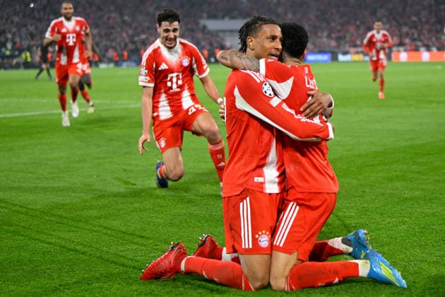 Muenchen, Allianz Arena, 15 04 26, GER, Men, UEFA Champions League, Quarter-final, Season 2025 2026, FC Bayern Muenchen Real Madrid Picture Michael OLISE Muenchen cheers after his goal to 4 3 with LUIS DIAZ Muenchen and Aleksandar PAVLOVIC Muenchen UEFA regulations prohibit any use of photographs as image sequences and or quasi video Bayern Germany