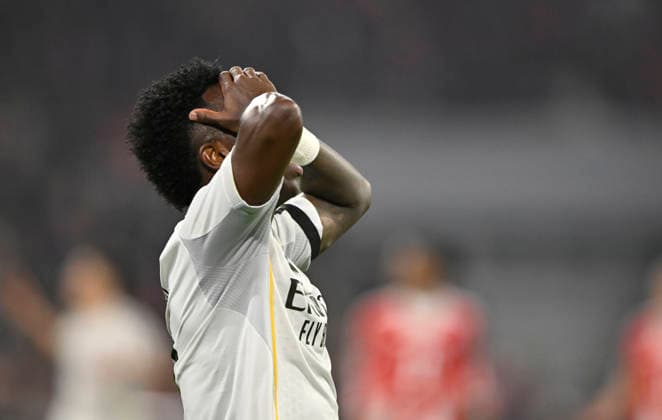 Vinicius Junior Real Madrid 07 Disappointment disappointed after missed goal chance Gesture Gesture FC Bayern Muenchen FCB vs Real Madrid UEFA CL Champions League quarterfinal second leg 15 04 2026 DFL REGULATIONS PROHIBIT ANY USE OF PHOTOGRAPHS AS IMAGE SEQUENCES AND OR QUASI VIDEO FC Bayern Muenchen FCB vs Real Madrid CL Champions League