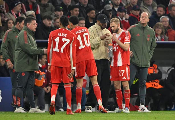 Coach Vincent Kompany FC Bayern Muenchen FCB on the sidelines in discussion with Konrad Laimer FC Bayern Muenchen FCB 27 Jamal Musiala FC Bayern Muenchen FCB 10 Michael Olise FC Bayern Muenchen FCB 17 FC Bayern Muenchen FCB vs Real Madrid UEFA CL Champions League quarter-final second leg 15 04 2026 DFL REGULATIONS PROHIBIT ANY USE OF PHOTOGRAPHS AS IMAGE SEQUENCES AND OR QUASI VIDEO FC Bayern Muenchen FCB vs Real Madrid CL Champions League