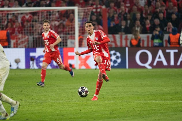 GER, Bavaria, Munich, Fussball, FC Bayern Munich - Real Madrid CF, at the Allianz Arena, Munich, Champions League, Quarter finals, second leg, April 15, 2026, from left: Joshua Kimmich (FC Bayern Muenchen, 6), Jamal Musiala (FC Bayern Muenchen, 10), pass to the winger, pass zum fluegelspieler UEFA regulations prohibit any use of photographs as image sequences and or quasi-video, Munich Allianz Arena Bavaria Germany Copyright: xMichaelxNibelx