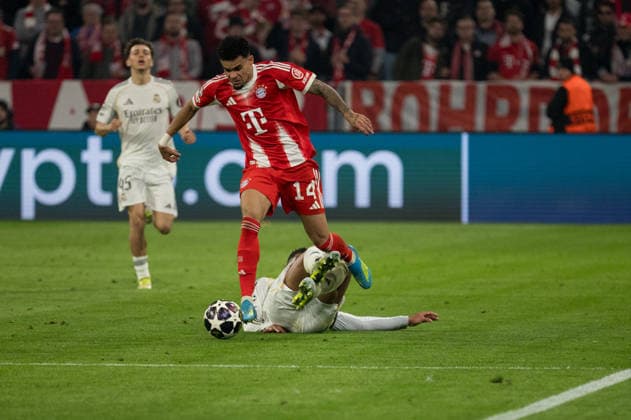 GER, Bavaria, Munich, Fussball, FC Bayern Munich - Real Madrid CF, at the Allianz Arena, Munich, Champions League, Quarter finals, second leg, April 15, 2026, from left: Jude Bellingham (Real Madrid CF, 5), Luis Diaz (FC Bayern Muenchen, 14), fight for the ball, duel, zweikampf um den ball, slide, attack, graetsche UEFA regulations prohibit any use of photographs as image sequences and or quasi-video, Munich Allianz Arena Bavaria Germany Copyright: xMichaelxNibelx
