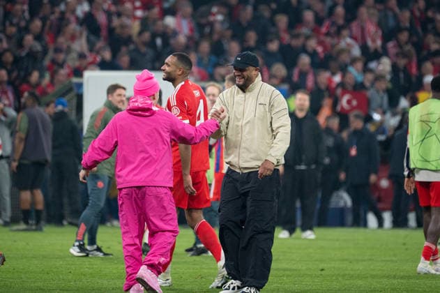 GER, Bavaria, Munich, Fussball, FC Bayern Munich - Real Madrid CF, at the Allianz Arena, Munich, Champions League, Quarter finals, second leg, April 15, 2026, from left: Lennart Karl (FC Bayern Muenchen, 42), Vincent Kompany (FC Bayern Muenchen, Trainer), Freude, Emotionen, Jubel, Feiern, Goal Scored, Celebrate, goal celebration, joy, emotions, celebration, cheering, goal scored, celebrate UEFA regulations prohibit any use of photographs as image sequences and or quasi-video, Munich Allianz Arena Bavaria Germany Copyright: xMichaelxNibelx