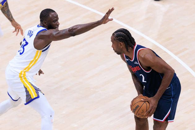 April 15, 2026, Inglewood, California, USA: Kawhi Leonard 2 of the Los Angeles Clippers is defended by Draymond Green 23 of the Golden State Warriors during an NBA, Basketball Herren, USA Play-In Tournament game on Wednesday April 15, 2026 at Intuit Dome Arena in Inglewood, California. JAVIER ROJAS PI Inglewood USA - ZUMAp124 20260415_zaa_p124_011 Copyright: xJavierxRojasx