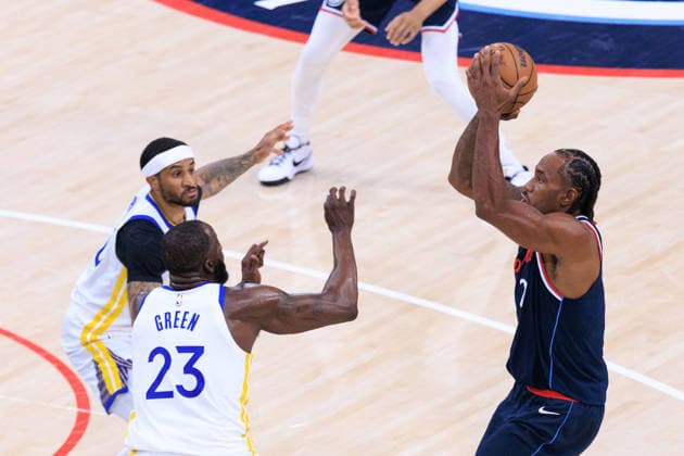 April 15, 2026, Inglewood, California, USA: Kawhi Leonard 2 of the Los Angeles Clippers puts up a shot over Draymond Green 23 of the Golden State Warriors during an NBA, Basketball Herren, USA Play-In Tournament game on Wednesday April 15, 2026 at Intuit Dome Arena in Inglewood, California. JAVIER ROJAS PI Inglewood USA - ZUMAp124 20260415_zaa_p124_012 Copyright: xJavierxRojasx