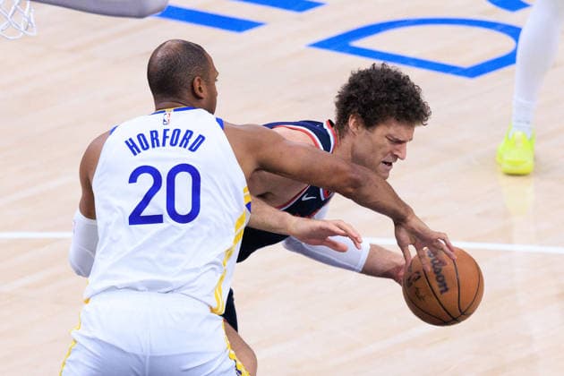 April 15, 2026, Inglewood, California, USA: Brook Lopez 11 of the Los Angeles Clippers is defended by Al Horford 20 of the Golden State Warriors during an NBA, Basketball Herren, USA Play-In Tournament game on Wednesday April 15, 2026 at Intuit Dome Arena in Inglewood, California. JAVIER ROJAS PI Inglewood USA - ZUMAp124 20260415_zaa_p124_017 Copyright: xJavierxRojasx