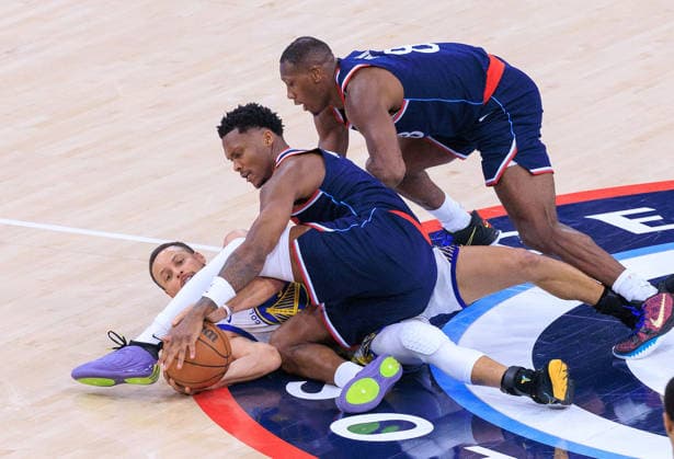 April 15, 2026, Inglewood, California, USA: Bennedict Mathurin 9 and Kris Dunn 8 of the Los Angeles Clippers battle for a lose ball with Stephen Curry 30 of the Golden State Warriors during an NBA, Basketball Herren, USA Play-In Tournament game on Wednesday April 15, 2026 at Intuit Dome Arena in Inglewood, California. JAVIER ROJAS PI Play-In Clippers Vs. Warriors  - ZUMAp124 20260415_zaa_p124_019 Copyright: xJavierxRojasx
