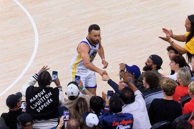 April 15, 2026, Inglewood, California, USA: Stephen Curry 30 of the Golden State Warriors fist bumps a fan during their NBA, Basketball Herren, USA Play-In Tournament game against the Los Angeles Clippers on Wednesday April 15, 2026 at Intuit Dome Arena in Inglewood, California. Warriors defeat Clippers, 126-121. ARIANA RUIZ PI Inglewood USA - ZUMAp124 20260415_zaa_p124_033 Copyright: xArianaxRuizx