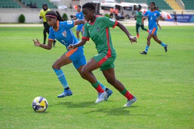 (260416) -- NAIROBI, April 16, 2026 -- Purnima Kumari (L) of India competes with Ireen Khumalo of Malawi during the FIFA Women s Series 2026 football match between Malawi and India in Nyayo National Stadium, Nairobi, Kenya, April 15, 2026. ) (SP)KENYA-NAIROBI-FOOTBALL-FIFA SERIES-INDIA VS MALAWI YangxGuang 