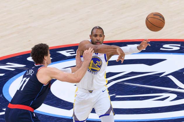 April 15, 2026, Inglewood, California, USA: Al Horford 20 of the Golden State Warriors passes the ball as Brook Lopez 11 of the Los Angeles Clippers defends during their NBA, Basketball Herren, USA Play-In Tournament game on Wednesday April 15, 2026 at Intuit Dome Arena in Inglewood, California. Warriors defeat Clippers, 126-121. ARIANA RUIZ PI NBA Play-In Tournament - Clippers Vs. Warriors  - ZUMAp124 20260415_zaa_p124_039 Copyright: xArianaxRuizx