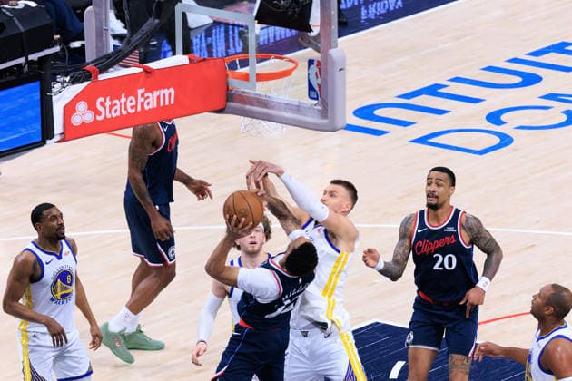 April 15, 2026, Inglewood, California, USA: Jordan Miller 22 of the Los Angeles Clippers is blocked by Kristaps PorziA gis 7 of the Golden State Warriors during an NBA, Basketball Herren, USA Play-In Tournament game on Wednesday April 15, 2026 at Intuit Dome Arena in Inglewood, California. Clippers lose to Warriors, 126-121. JAVIER ROJAS PI Play-In Clippers Vs. Warriors  - ZUMAp124 20260415_zaa_p124_043 Copyright: xJavierxRojasx