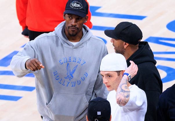April 15, 2026, Inglewood, California, USA: Mexican rapper, Peso Pluma and Jimmy Butler attend the NBA, Basketball Herren, USA Play-In Tournament game between the LA Clippers and the Golden State Warriors on Wednesday April 15, 2026 at Intuit Dome Arena in Inglewood, California. Clippers lose to Warriors, 126-121. JAVIER ROJAS PI Inglewood USA - ZUMAp124 20260415_zaa_p124_056 Copyright: xJavierxRojasx