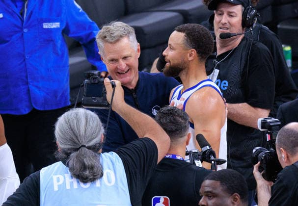 April 15, 2026, Inglewood, California, USA: Head coach, Steve Kerr and Stephen Curry 30 of the Golden State Warriors celebrate after winning an NBA, Basketball Herren, USA Play-In Tournament game against the LA Clippers on Wednesday April 15, 2026 at Intuit Dome Arena in Inglewood, California. Clippers lose to Warriors, 126-121. JAVIER ROJAS PI Play-In Clippers Vs. Warriors - ZUMAp124 20260415_zaa_p124_054 Copyright: xJavierxRojasx