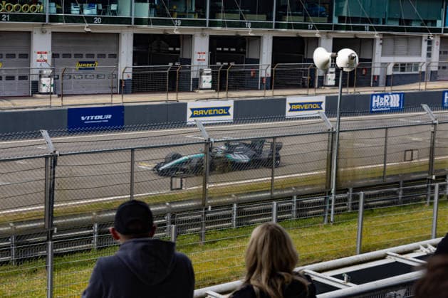 F1 Testfahrten Nürburgring - 15.04.26. F1 Testfahrten Nürburgring - 15.04.26. Bei den Pirelli-Testfahrten der Formel 1 am 14. und 15. April 2026 auf dem Nürburgring absolvieren McLaren und Mercedes Testfahrten auf der Grand-Prix-Strecke. Im Bild ist Kimi Antonelli im Mercedes zu sehen. Hunderte Zuschauer verfolgen das Geschehen von der sogenannten Schnuppertribüne auf der Haupttribüne, wo für drei Euro Formel-1-Atmosphäre erlebt werden konnte. Nürburg Rheinland-Pfalz Deutschland *** F1 test drives Nürburgring 15 04 26 At the Pirelli Formula 1 test drives at the Nürburgring on April 14 and 15, 2026, McLaren and Mercedes will complete test drives on the Grand Prix circuit The picture shows Kimi Antonelli in the Mercedes Hundreds of spectators watch the action from the so-c Copyright: xMarcxJohnx Nürburg Rheinland-Pfalz Deutschland *** F1 test drives Nürburgring 15 04 26 F1 test drives Nürburgring 15 04 26 At the Pirelli Formula 1 test drives at the Nürburgring on April 14 and 15 2026 McLaren and Mercedes complete test drives on the Grand Prix track In the picture you can see Kimi Antonelli in the Mercedes Hundreds of spectators follow the action from the so-called Schnuppertribüne on the main grandstand, where Formula 1 atmosphere could be experienced for three euros Nürburg Rheinland Pfalz Germany F1 test drives Nürburgring 15 04 26 At the Pirelli Formula 1 test drives at the Nürburgring on April 14 and 15, 2026, McLaren and Mercedes will complete test drives on the Grand Prix circuit The picture shows Kimi Antonelli in the Mercedes Hundreds of spectators watch the action from the so c Copyright xMarcxJohnx Nürburg Rheinland Pfalz Germany Copyright: xIMAGO MarcxJohnx