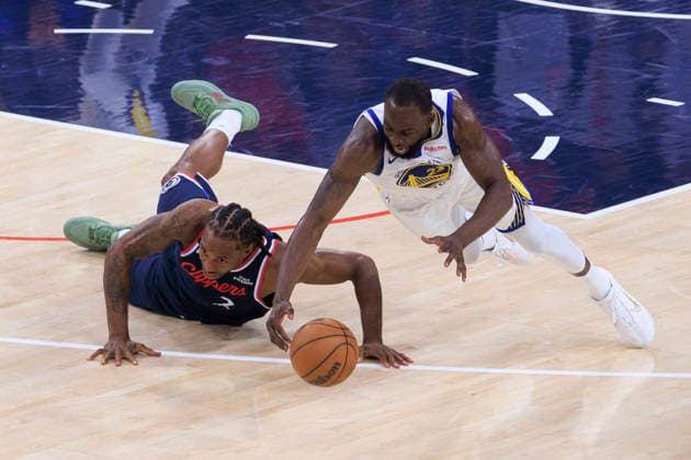 April 15, 2026, Inglewood, California, USA: Draymond Green 23 of the Golden State Warriors steals the ball from Kawhi Leonard 2 of the Los Angeles Clippers after slipping on the floor during their NBA, Basketball Herren, USA Play-In Tournament game on Wednesday April 15, 2026 at Intuit Dome Arena in Inglewood, California. Warriors defeat Clippers, 126-121. ARIANA RUIZ PI Inglewood USA - ZUMAp124 20260415_zaa_p124_062 Copyright: xArianaxRuizx