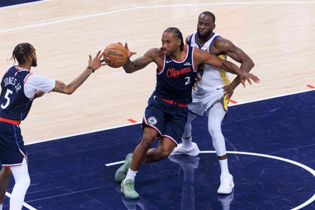 April 15, 2026, Inglewood, California, USA: Kawhi Leonard 2 of the Los Angeles Clippers receives the inbound ball as Draymond Green 23 of the Golden State Warriors defends during their NBA, Basketball Herren, USA Play-In Tournament game on Wednesday April 15, 2026 at Intuit Dome Arena in Inglewood, California. Warriors defeat Clippers, 126-121. ARIANA RUIZ PI NBA Play-In Tournament - Clippers Vs. Warriors  - ZUMAp124 20260415_zaa_p124_063 Copyright: xArianaxRuizx