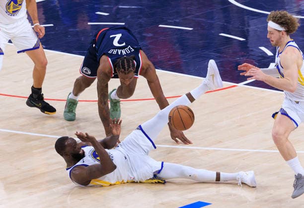 April 15, 2026, Inglewood, California, USA: Draymond Green 23 of the Golden State Warriors passes the ball from the floor after stealing the ball from Kawhi Leonard 2 of the Los Angeles Clippers during their NBA, Basketball Herren, USA Play-In Tournament game on Wednesday April 15, 2026 at Intuit Dome Arena in Inglewood, California. Warriors defeat Clippers, 126-121. ARIANA RUIZ PI NBA Play-In Tournament - Clippers Vs. Warriors  - ZUMAp124 20260415_zaa_p124_065 Copyright: xArianaxRuizx