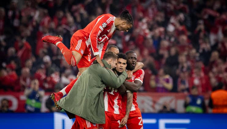Munich, Germany. 15th Apr 2026. Goal celebration: Josip Stanisic (FCB) Luis Diaz (FCB) Dayot Upamecano (FCB) Michael Olise (FCB) FC Bayern München - Real Madrid 15.04.2026 *** Munich, Germany 15th Apr 2026 Goal celebration Josip Stanisic FCB Luis Diaz FCB Dayot Upamecano FCB Michael Olise FCB FC Bayern Munich Real Madrid 15 04 2026