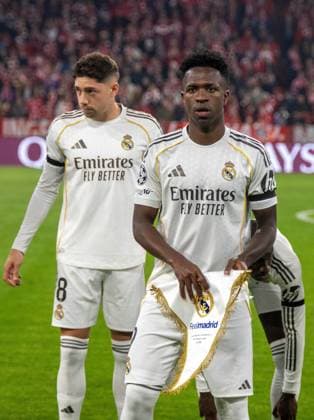 Soccer, Men, 2025 2026 season, Champions League quarter-final, second leg , FC Bayern Munich Real Madrid 4 3 , v l Federico Valverde Real Madrid , Vinicius Junior Real Madrid with pennant before the match, 15 04 2026, Copyright: xMatthiasxKochx