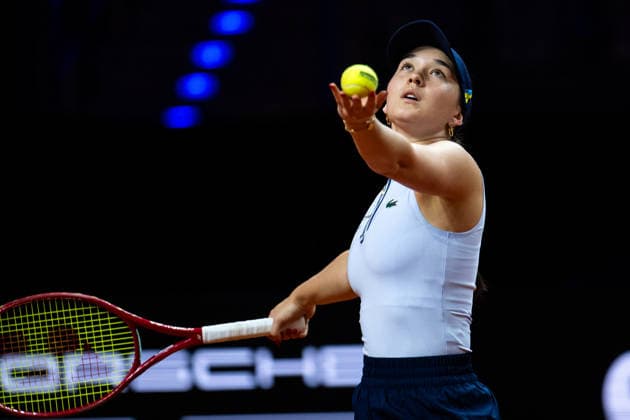 Eva Lys (Deutschland) im Bild am Ball, Eva Lys (Deutschland) vs Elina Svitolina (Ukraine), Runde 2, GER, Porsche Tennis Grand Prix Stuttgart, WTA, Tennis Damen 500, 15.04.2026 GER, Porsche Tennis Grand Prix Stuttgart, WTA 500, 15.04.2026 Stuttgart *** Eva Lys Germany in the picture on the ball, Eva Lys Germany vs Elina Svitolina Ukraine , Round 2, GER, Porsche Tennis Grand Prix Stuttgart, WTA 500, 15 04 2026 GER, Porsche Tennis Grand Prix Stuttgart, WTA 500, 15 04 2026 Stuttgart Copyright: xEibner-Pressefoto Memmlerx EP_MMR