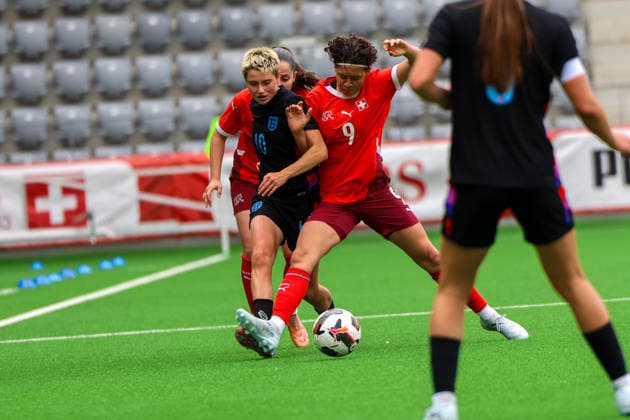 Football Europe UEFA U19 European Championship Women 2026 Qualification, 15 04 2026 Switzerland U19 Women vs England U19 Women Stadium Tissot Arena Biel Bienne, Switzerland duel Emanuela Pfister Switzerland, 9 and Lola Brown England, 10 Biel Bienne Tissot Arena Bern Switzerland Copyright: xAmiirxAmedjouax