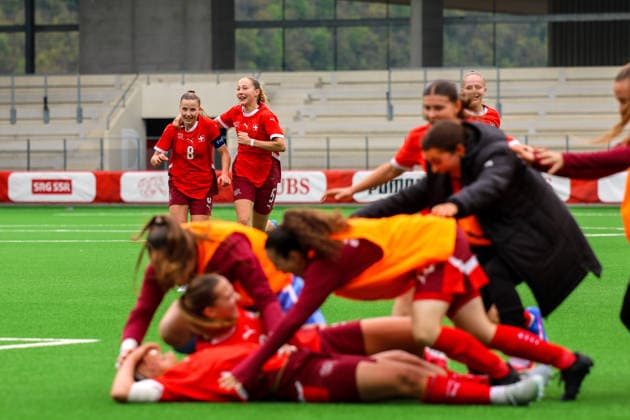 Football Europe UEFA U19 European Championship Women 2026 Qualification, 15 04 2026 Switzerland U19 Women vs England U19 Women Stadium Tissot Arena Biel Bienne, Switzerland Full of emotion, everyone cheering, more players join in, Johanna Thüer and Giulia Looser both Switzerland, 5 and 8 Biel Bienne Tissot Arena Bern Switzerland Copyright: xAmiirxAmedjouax