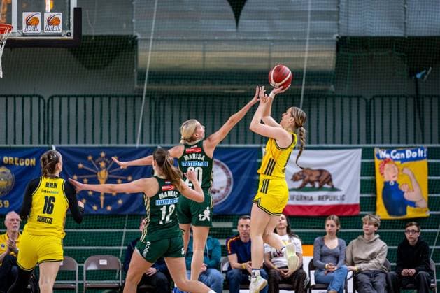 Basketball Berlin 15 04 2026 DBBL 1 Bundesliga Season 2025 2026 Playoffs Semifinal Game 3 Alba Berlin Rutronik Stars Keltern Jo Raflo Alba, No 09 Makenna Marisa Keltern, No 20