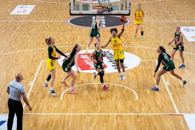 Basketball Berlin 15 04 2026 DBBL 1 Bundesliga Season 2025 2026 Playoffs Semifinal Game 3 Alba Berlin Rutronik Stars Keltern Deeshyra Thomas Alba, No 21 Karina Konstantinova Keltern, No 33