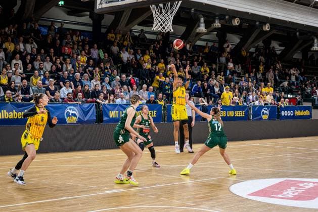 Basketball Berlin 15 04 2026 DBBL 1 Bundesliga Season 2025 2026 Playoffs Semifinal Game 3 Alba Berlin Rutronik Stars Keltern Deeshyra Thomas Alba, No 21 Ana Mandic Keltern, No 12