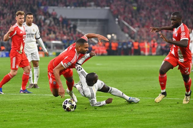 Jonathan TAH Bayern Muenchen , action,duel against Ferland MENDI Real Madrid Re Dayot UPAMECANO Bayern Muenchen Football Champions League,season 2025 26, quarter-final FC Bayern Muenchen Real Madrid 4 3 on 15 04 2026 A L L I A N Z A R E N A