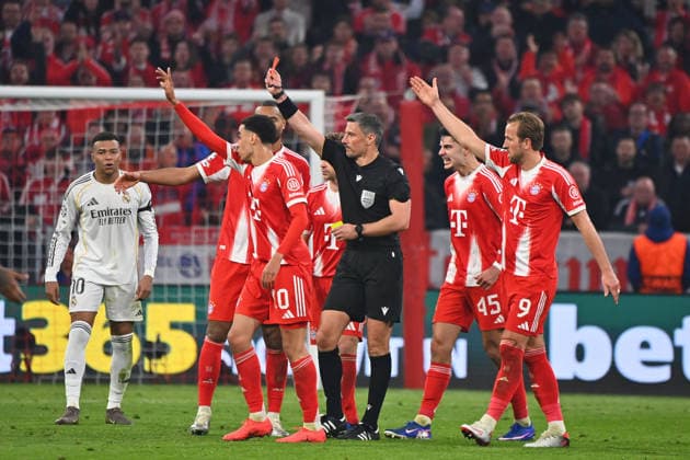 Referee Slavko VINCIC shows Eduardo CAMAVINGA Real Madrid NICH in the picture the yellow red card,sending off, Football Champions League,season 2025 26, quarter-final FC Bayern Muenchen Real Madrid 4 3 on 15 04 2026 A L L I A N Z A R E N A Â