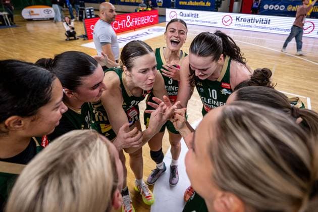 Basketball Berlin 15 04 2026 DBBL 1 Bundesliga Season 2025 2026 Playoffs Semifinal Game 3 Alba Berlin Rutronik Stars Keltern Cheering Keltern after the victory Alexandria Kiss Rusk Keltern, No 21 Alexandra Wilke Keltern, No 03 and others