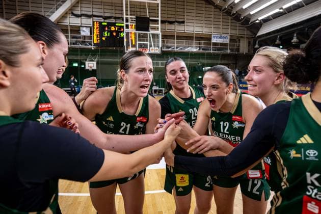 Basketball Berlin 15 04 2026 DBBL 1 Bundesliga Season 2025 2026 Playoffs Semifinal Game 3 Alba Berlin Rutronik Stars Keltern Cheers Keltern after the victory