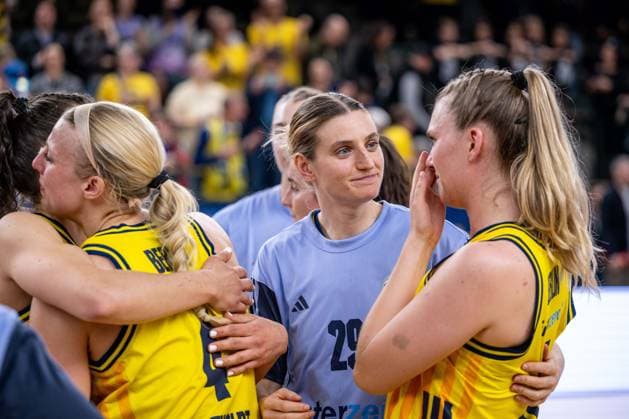 Basketball Berlin 15 04 2026 DBBL 1 Bundesliga Season 2025 2026 Playoffs Semifinals Game 3 Alba Berlin Rutronik Stars Keltern dejected Alba players after the defeat Alina Hartmann Alba, No 29 Nina Rosemeyer Alba, No 11 Marie Bertholdt Alba, No 04