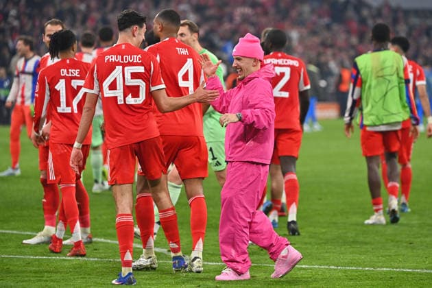 Final cheer Lennart KARL Bayern Muenchen in pink jogging suit with Aleksandar PAVLOVIC Bayern Muenchen , cheering,joy,enthusiasm,action Soccer Champions League,season 2025 26, quarterfinal FC Bayern Muenchen Real Madrid 4 3 on 15 04 2026 A L L I A N Z A R E N A