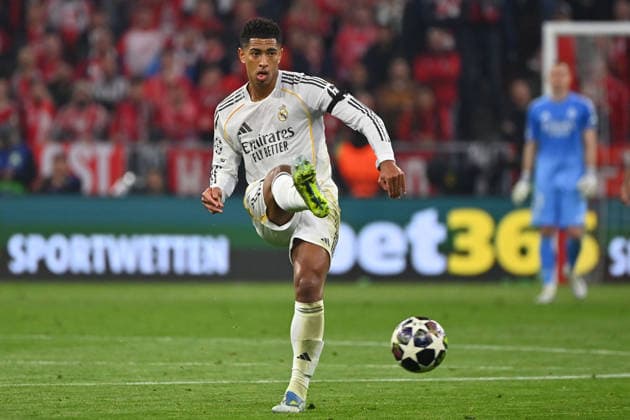 Jude BELLINGHAM Real Madrid , action,single action,single image,cropped image,full body shot,whole figure Football Champions League,season 2025 26, quarter final FC Bayern Muenchen Real Madrid 4 3 on 15 04 2026 A L L I A N Z A R E N A