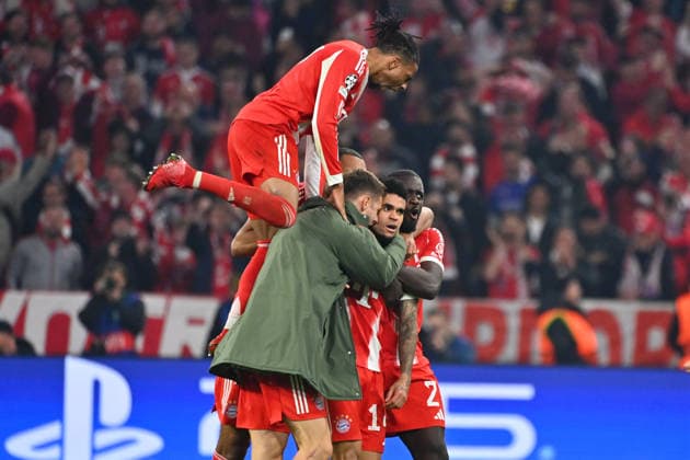 Goal celebration around Luis DIAZ Bayern Muenchen after goal to 3 3 with above Michael OLISE Bayern Muenchen Josip STANISIC Bayern Muenchen , Dayot UPAMECANO Bayern Muenchen Cheering,joy,enthusiasm,action Football Champions League,season 2025 26, quarterfinal FC Bayern Muenchen Real Madrid 4 3 on 15 04 2026 A L L I A N Z A R E N A
