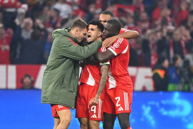 Goal celebration around Luis DIAZ Bayern Muenchen after goal to 3 3 with left Josip STANISIC Bayern Muenchen , Dayot UPAMECANO Bayern Muenchen , Jonathan TAH Bayern Muenchen cheering,joy,enthusiasm,action,soccer Champions League,season 2025 26, quarterfinal FC Bayern Muenchen Real Madrid 4 3 on 15 04 2026 A L L I A N Z A R E N A