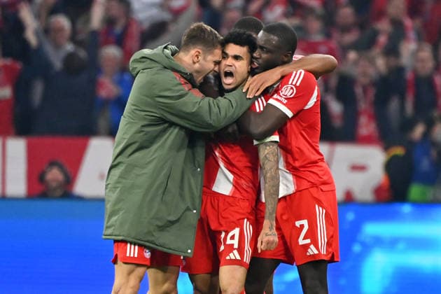 Goal celebration around Luis DIAZ Bayern Muenchen after goal to 3 3 with left Josip STANISIC Bayern Muenchen , Dayot UPAMECANO Bayern Muenchen jubilation,joy,enthusiasm,action Football Champions League,season 2025 26, quarterfinal FC Bayern Muenchen Real Madrid 4 3 on 15 04 2026 A L L I A N Z A R E N A