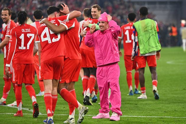 Final cheer Lennart KARL Bayern Muenchen in pink jogging suit with Aleksandar PAVLOVIC Bayern Muenchen , cheering,joy,enthusiasm,action Soccer Champions League,season 2025 26, quarterfinal FC Bayern Muenchen Real Madrid 4 3 on 15 04 2026 A L L I A N Z A R E N A