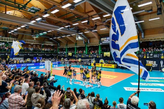 15 04 2026, GER, Volleyball, 1 Bl, Women, Season 25 26, Final PlayOff Best of 5 , VfB 91 Suhl Lotto Thueringen Dresdner SC VfB Suhl wins the home match in 3 0 sets against Dresdner SC, with in the picture the team cheering together with the fans VfB Suhl wins the home match in 3 0 sets against Dresdner SC, with in the picture 98527 Suhl Sporthalle Wolfsgrube Thüringen Germany
