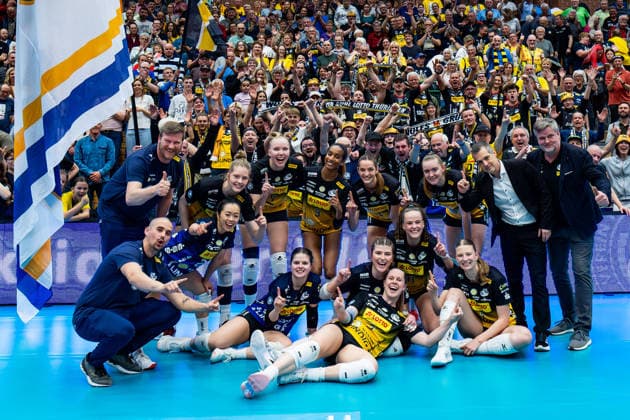 15 04 2026, GER, Volleyball, 1 Bl, Women, Season 25 26, Final PlayOff Best of 5 , VfB 91 Suhl Lotto Thueringen Dresdner SC VfB Suhl wins the home match in 3 0 sets against Dresdner SC, with in the picture the team at the common photo with the fans 98527 Suhl Sporthalle Wolfsgrube Thüringen Germany