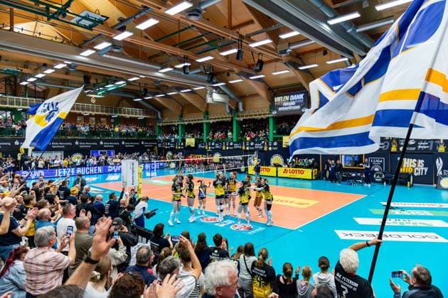 15 04 2026, GER, Volleyball, 1 Bl, Women, Season 25 26, Final PlayOff Best of 5 , VfB 91 Suhl Lotto Thueringen Dresdner SC VfB Suhl wins the home match in 3 0 sets against Dresdner SC, with in the picture the team cheering together with the fans VfB Suhl wins the home match in 3 0 sets against Dresdner SC, with in the picture 98527 Suhl Sporthalle Wolfsgrube Thüringen Germany