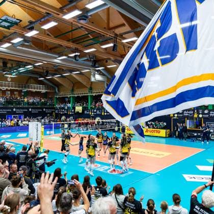 15 04 2026, GER, Volleyball, 1 Bl, Women, Season 25 26, Final PlayOff Best of 5 , VfB 91 Suhl Lotto Thueringen Dresdner SC VfB Suhl wins the home match in 3 0 sets against Dresdner SC, with in the picture the team cheering together with the fans 98527 Suhl Sporthalle Wolfsgrube Thüringen Germany
