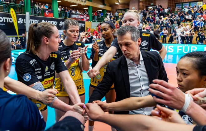 15 04 2026, GER, Volleyball, 1 Bl, Women, Season 25 26, Final PlayOff Best of 5 , VfB 91 Suhl Lotto Thueringen Dresdner SC VfB Suhl wins the home match in 3 0 sets against Dresdner SC, with in the picture Laszlo Hollosy VfB 91 Suhl Lotto Thueringen together with his team 98527 Suhl Sporthalle Wolfsgrube Thüringen Germany