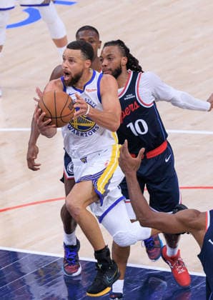 April 15, 2026, Inglewood, California, USA: Darius Garland 10 of the Los Angeles Clippers defends against Stephen Curry 30 of the Golden State Warriors who drives to the basket during an NBA, Basketball Herren, USA Play-In Tournament game on Wednesday April 15, 2026 at Intuit Dome Arena in Inglewood, California. Clippers lose to Warriors, 126-121. JAVIER ROJAS PI Play-In Clippers Vs. Warriors  - ZUMAp124 20260415_zaa_p124_090 Copyright: xJavierxRojasx