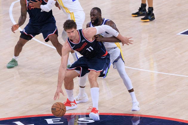 April 15, 2026, Inglewood, California, USA: Brook Lopez 11 of the Los Angeles Clippers is defended by Draymond Green 23 of the Golden State Warriors during an NBA, Basketball Herren, USA Play-In Tournament game on Wednesday April 15, 2026 at Intuit Dome Arena in Inglewood, California. Clippers lose to Warriors, 126-121. JAVIER ROJAS PI Play-In Clippers Vs. Warriors  - ZUMAp124 20260415_zaa_p124_092 Copyright: xJavierxRojasx