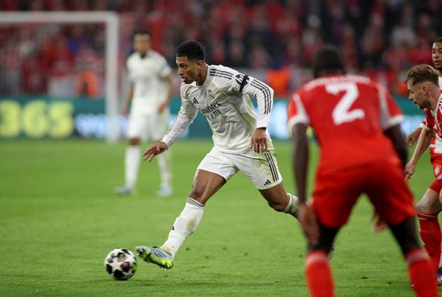 Football, Men, Champions League, 2025 2026 season, FC Bayern Munich Real Madrid, quarter-final second leg, Allianz Arena Jude Bellingham Real Madrid plays a ball