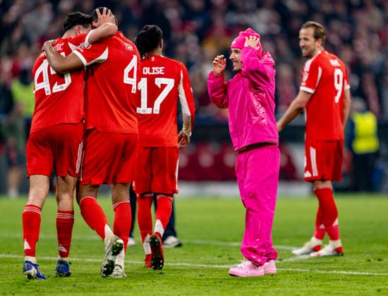 15 04 2026, Football UEFA Champions League 2025 2026 quarter-final second leg, FC Bayern Munich Real Madrid, in the Allianz Arena Munich, After the final whistle frenetic cheering at Bayern, from left Aleksandar Pavlovic Bayern Munich with Jonathan Tah FC Bayern Munich , right also Lennart Karl FC Bayern Munich , who stands out with an outfit in pink